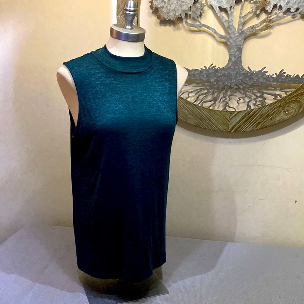 Gap sleeveless Moc swing top (M)